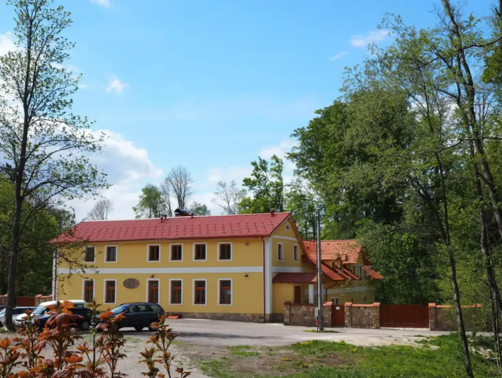 Front exterior of Centrum Živá Voda surrounded by trees