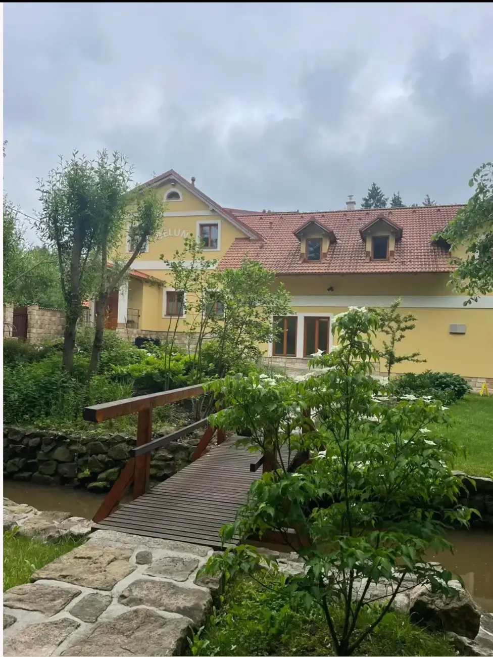 Garden and footbridge outside Centrum Živá Voda